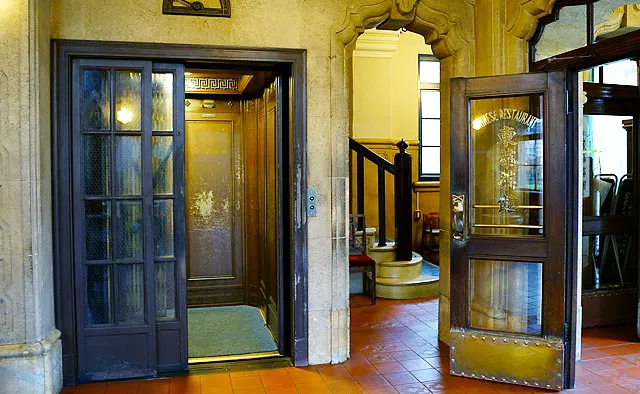 東華菜館：玄関の右手にある現存する日本最古のエレベーターも見どころの一つ。1924年に米国で製造・輸入されたもので、昇降は運転手による手動式です