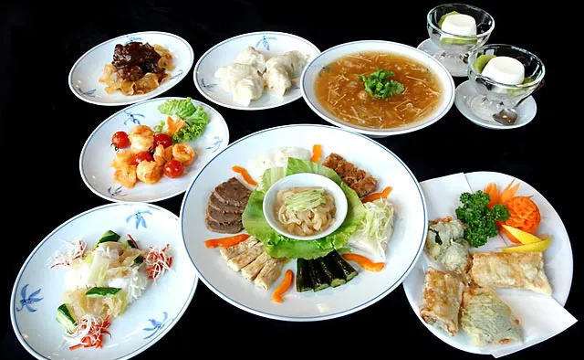 東華菜館：北京料理は、山東料理がルーツとされ皇帝に献上する宮廷料理が発展したもの。コース料理だけでなく、アラカルトの注文も可能。席だけ予約もできるのでお気軽に