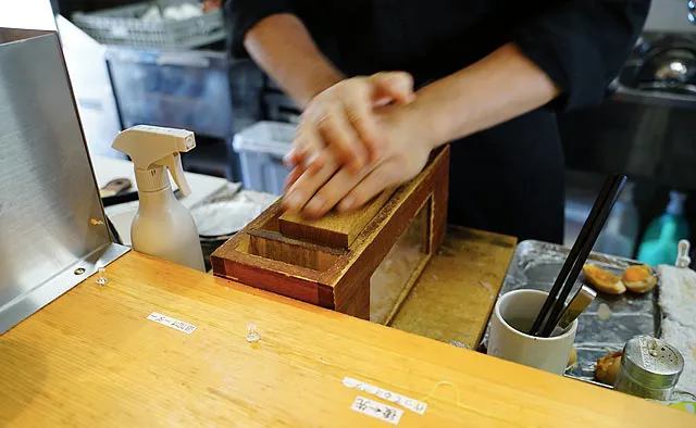 京都 だしと麺：注文が入ってから削りだす鹿児島県枕崎産の本枯れ節。厚みによって舌触りや味も変わるため、一定の厚みに削る職人技が光ります