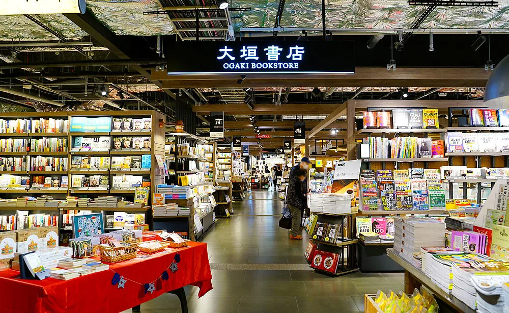 SUINA室町：1階の中心を占める「大垣書店」では「旬の京都」をコンセプトに選書・構成