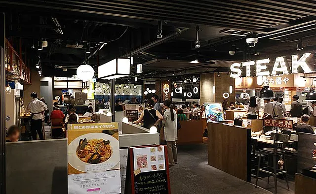 SUINA室町：地下1階はフードホールになっていて、イタリアンやステーキ店、定食屋など幅広いジャンルの5店舗が出店。1階にもレストランやカフェがあるので、ぜひお気に入りのお店を見つけてみてください