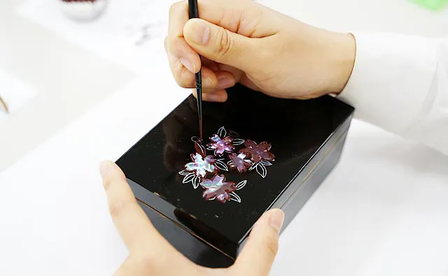 蒔絵部分に漆を塗る：金色の模様「蒔絵」になる部分に漆を塗る