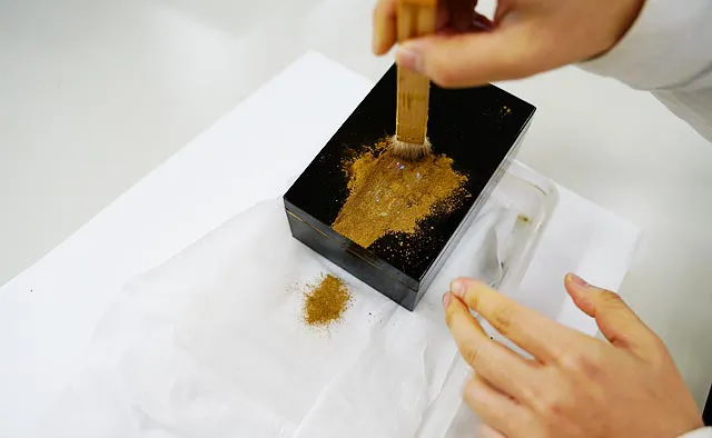 金粉をハケではらう：不要な金粉を落とす