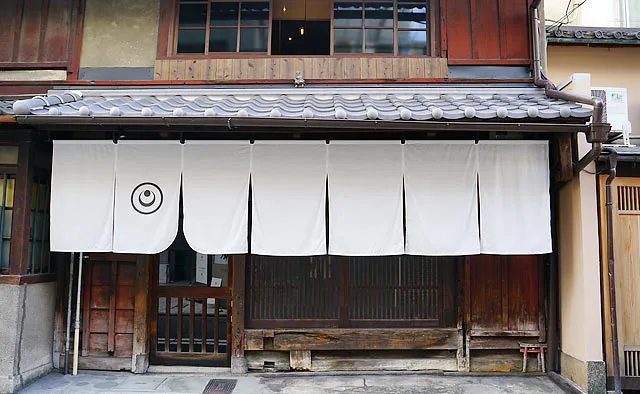 QeFare：築100年を越える京町家の外観ほぼそのままに、白い暖簾が印象的な店構え。夜遅くまで営業しているので、〆の夜パフェができるお店としても人気です