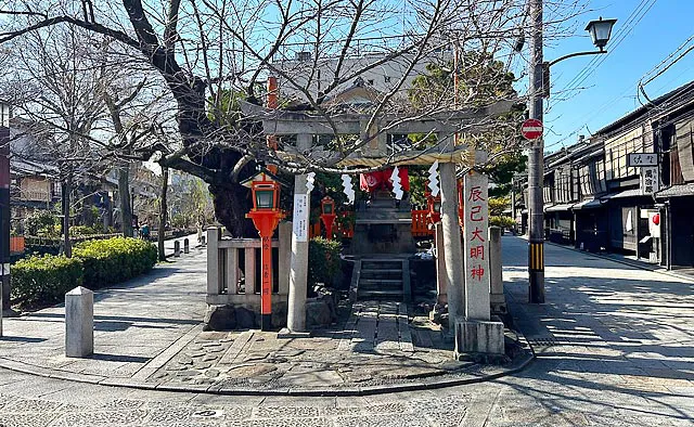 祇園 白川：巽橋のすぐそばにある「辰巳大明神」は、京都御所より辰巳の方角（南東）にあり、この方角を守ることが名前の由来と伝わります。古来祇園で親しまれ、芸舞妓らは芸事の上達を願って手を合わせるそう