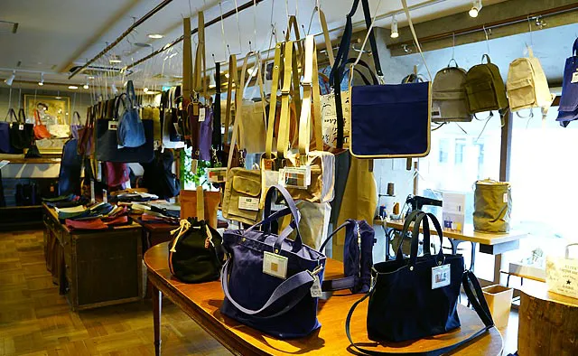 一澤信三郎帆布：1階には綿帆布や柄もの、トートバッグなどのお土産や日常使いにおすすめなかばんが並んでいます。2階には麻帆布や、職人袋の名残を残した個性あるラインアップが揃います