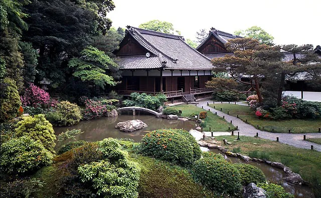 青蓮院門跡：主庭である「相阿弥作の庭」は、龍心池を中心として、滝口から東側にかけて築山が設けられている築山泉水庭でもあります。柔らかな水音のBGMが心を癒してくれます