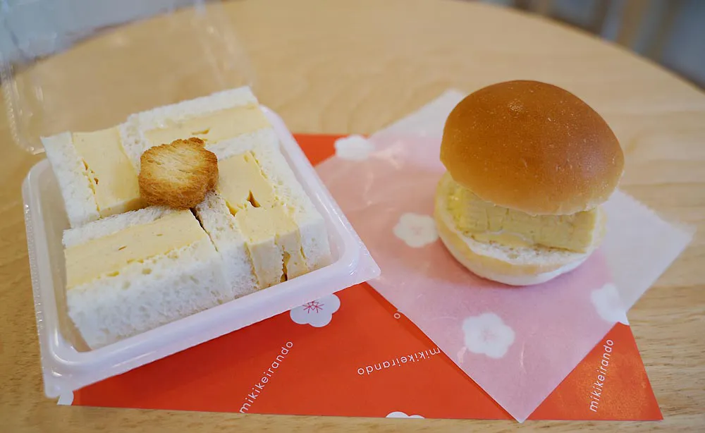 三木鶏卵堂：まろやかなソースが優しく包み込む「だし巻きサンド」（左）と、バンズを使った可愛い「だし巻きサンドmaru」（右）