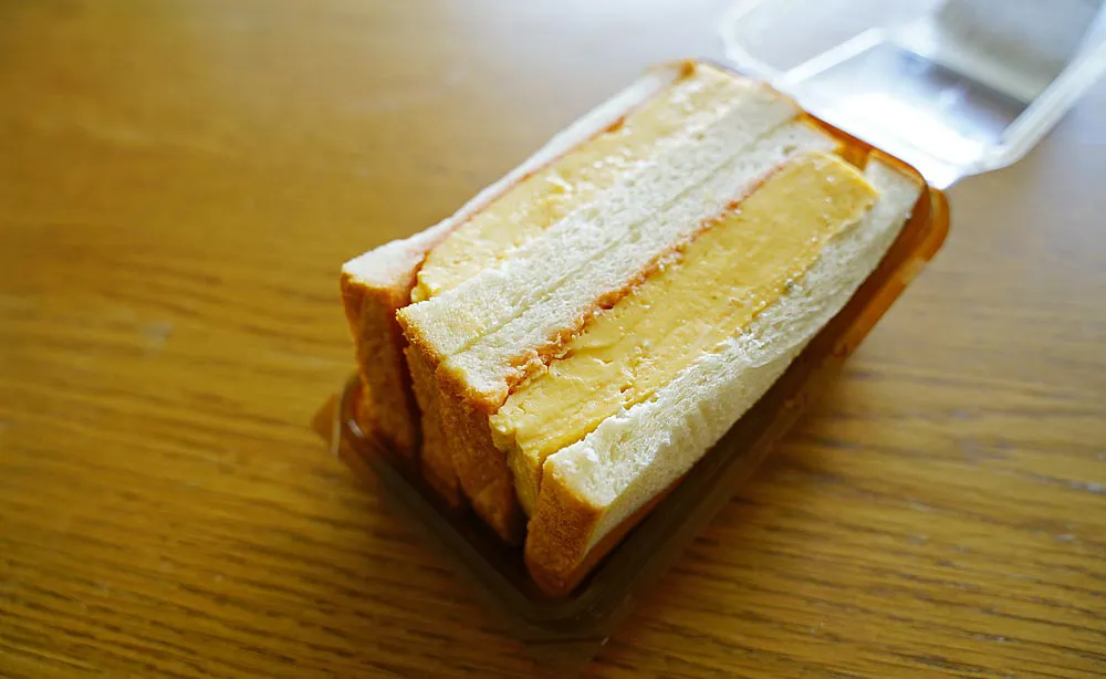 大徳寺さいき家：冷めてもおいしい、だしがたっぷりのだし巻玉子をパンで挟んだ「だし巻サンド」