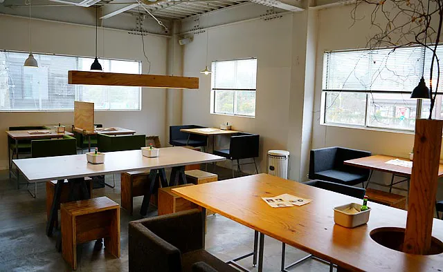 SONGBIRD COFFEE：スタイリッシュな雰囲気の店内。建物3階の「SONGBIRD DESIGN」というインテリアデザイン事務所のショールームとしての側面もあり、店内のインテリアはすべて同事務所のもので統一されています