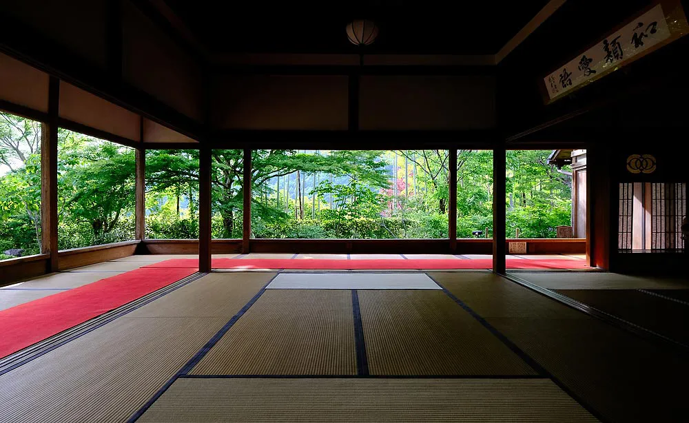 宝泉院：鴨居・柱が額縁となるよう設計された額縁庭園「盤桓園」が静かに出迎えてくれる