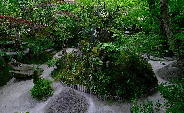 宝泉院：平成17（2005）年3月に境内南側の低地に新しく誕生した「宝楽園」は、石や樹木が配置され神仏の世界が表現された庭。庭園内を自由に散策しながら様々な角度で観賞することができます