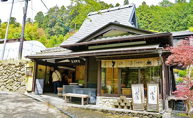 大原山荘 足湯カフェ：足湯カフェは土日祝のみのオープンです。併設された陶器ショップでは、清水焼等の食器や花器等が販売されています