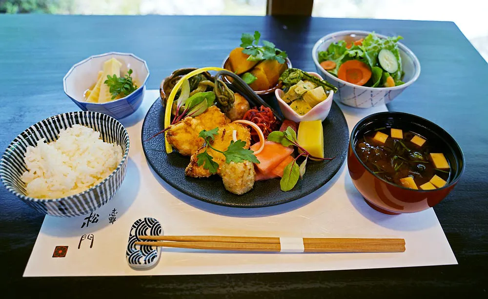 志野 松門：8種類以上の日替わりおばんざいとサラダ・ご飯・お味噌汁がセットになった「八菜らんち」