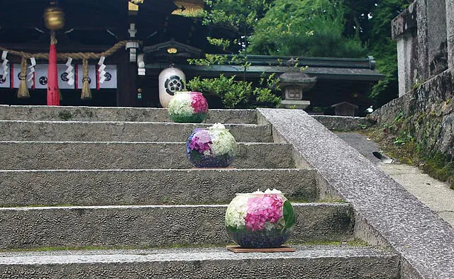 八大神社：2022年からスタートした本殿前石段のガラスボールのいけばな。6月末ごろまではアジサイがあしらわれ、秋には紅葉や季節の草花が境内に華やかさを添えます