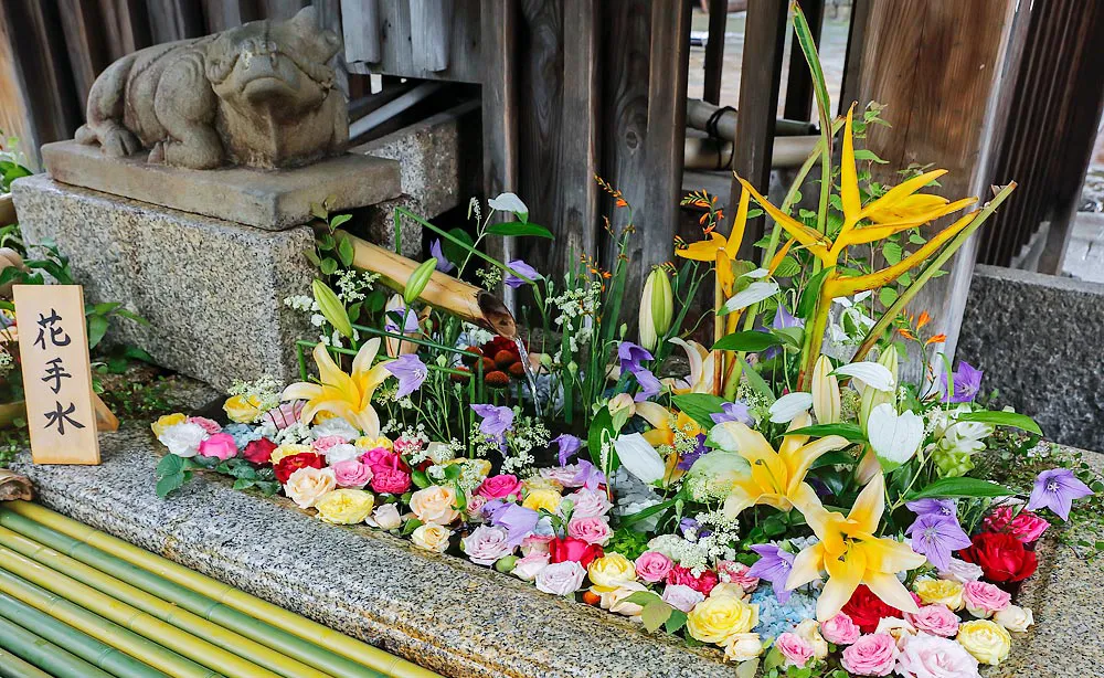 北野天満宮：花手水は楼門を入った右手にあり、荘厳な境内を彩る