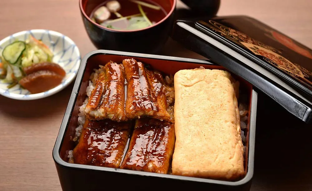 土井活鰻：店内で炭火焼きされた皮はパリパリ、身はトロふわの極太うなぎとふんわり金糸玉子