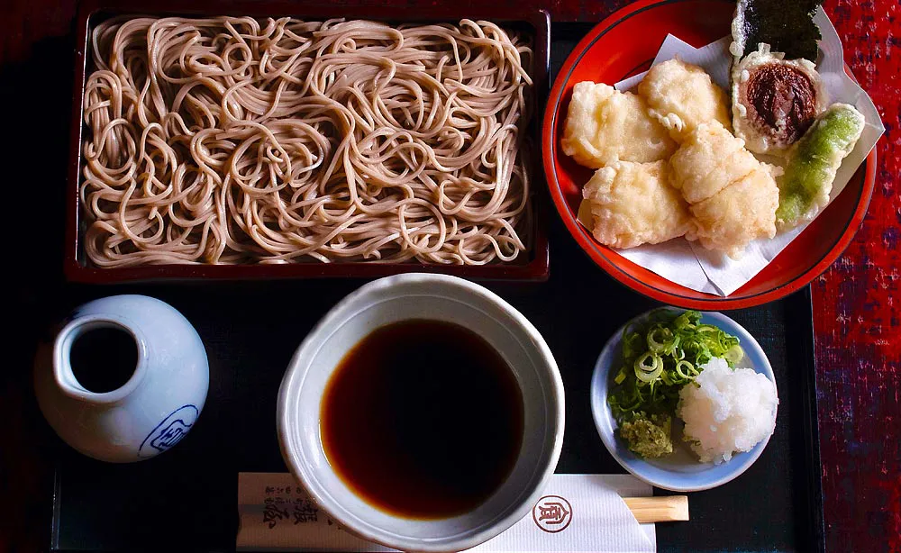 本家尾張屋 本店：京都の夏を代表する食材・鱧を天ぷらに仕上げ、冷たいお蕎麦と出汁にあわせた「はも天せいろ」