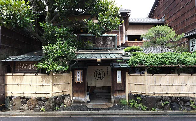 本家尾張屋 本店：創建当時から尾張屋を見守る泰山木と、「寶（たから）」の暖簾が象徴的な外観。また2020年には本店の北隣に「本家尾張屋 菓子処」がオープン。蕎麦菓子はもちろん、ジェラートやコーヒーなどがテイクアウト可能