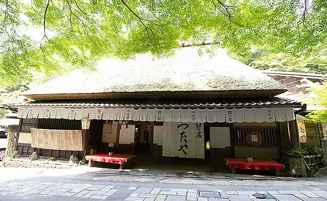 鮎の宿 つたや：風情ある茅葺き数寄屋造りのお店。平成元（1989）年の客室建替では、数寄屋造り棟梁として知られる中村外次氏が「松の座敷」「梅の座敷」を建築、芸術家イサム・ノグチが「合掌の座敷」を監修しています