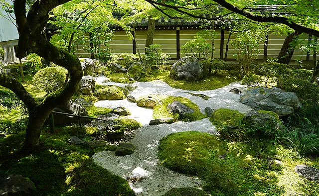 永観堂 禅林寺：釈迦堂の南庭には白砂と緑のコントラストが美しい庭園があります。白砂が水の如く奥から流れてくるかのような、枯山水と池泉庭園とが一体となった光景が広がっています