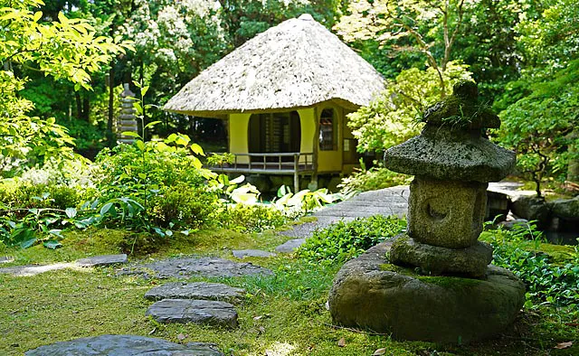 白沙村荘 橋本関雪記念館：庭園内には、平安から桃山時代の石塔や石灯籠などの石造美術品がさりげなく配置されています。自然に溶け込むその姿をぜひお見逃しなく