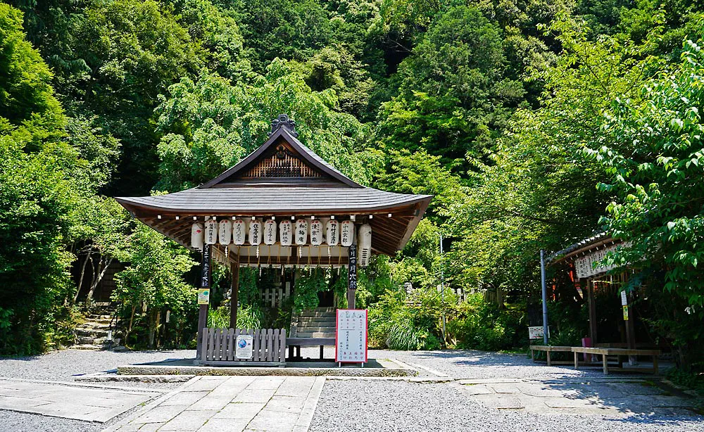 大豊神社：大豊神社：東山三十六峰の第十五峰目“椿ヶ峰”の麓。本殿前の狛へびをはじめ、大国社の狛ねずみ、稲荷社の狛きつね、愛宕社の狛とび、日吉社の狛さるなど、それぞれの社をゆかりの動物が守っています