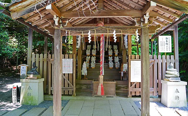 大豊神社：本殿前には脱皮をくり返すことから、古来より「治病健康長寿」の象徴とされるへびが両脇を守っています。また川の字がへびに見えることから五穀豊穣、ひいては金運恵授の象徴ともされています