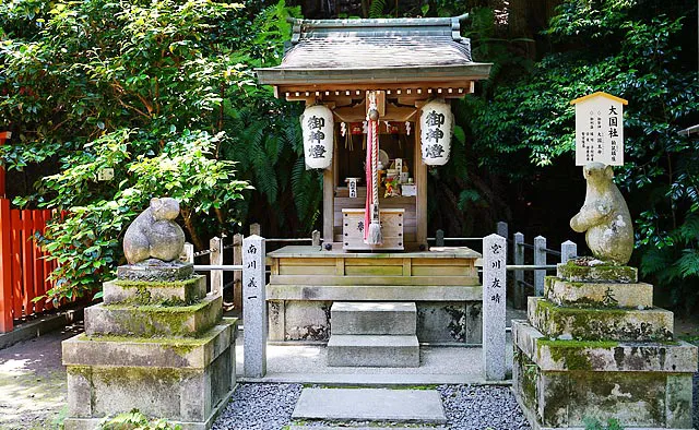 大豊神社：大国社前には、大国主命が素戔嗚尊から与えられた試練を、ねずみの助けにより乗り越えたという「古事記」の神話にちなみ狛ねずみが。左のねずみが持つ玉は万物の根源である水玉、右のねずみが持つ巻物は学問や芸事を象徴しています