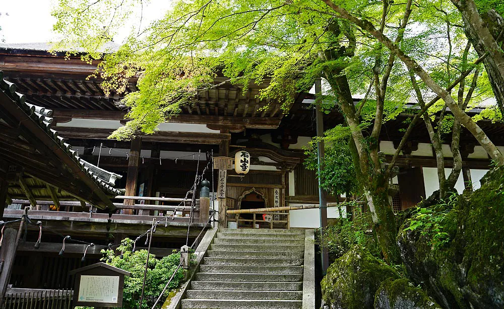 石山寺：滋賀県最古の木造建築と言われる本堂。紫式部が源氏物語を執筆した場所とされる「源氏の間」も残されています