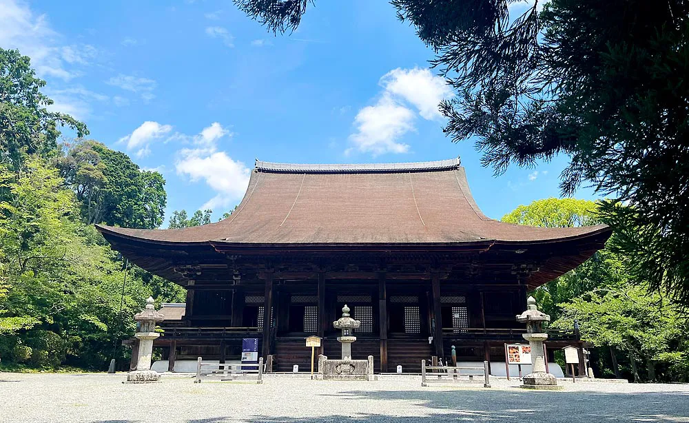 三井寺（園城寺）：三井寺の本堂である金堂は、桃山時代を代表する名建築で、国宝に指定されています