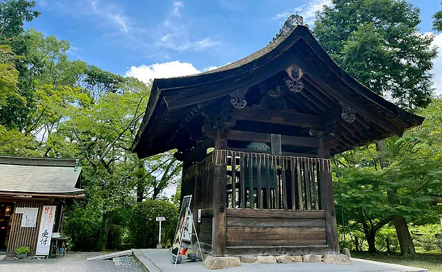 三井寺（園城寺）：近江八景の一つとしても名高い「三井の晩鐘」。その音色の美しさから「音の三井寺」として「姿の平等院」「銘の神護寺」とともに天下の三名鐘と呼ばれており、実際に鐘をつくことも可能です（冥加料300円）