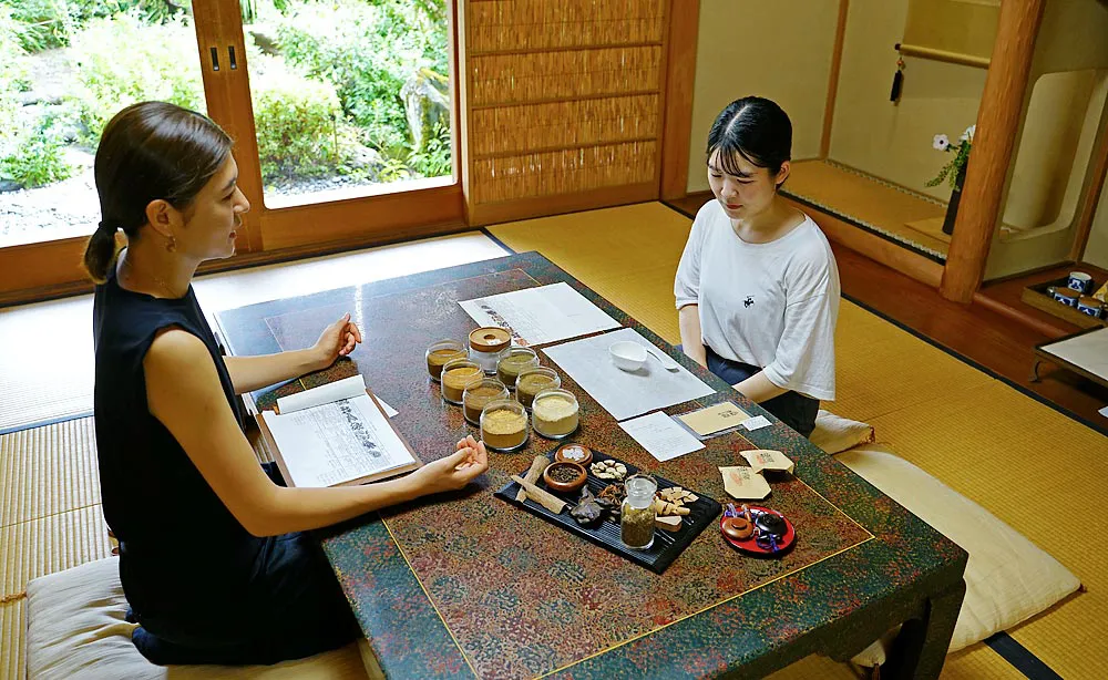 天香堂：優しい香りに包まれるお座敷で世界に一つだけの塗香を作る体験