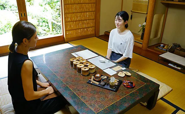 受付：お店に着くと案内されるのは静かな和の空間