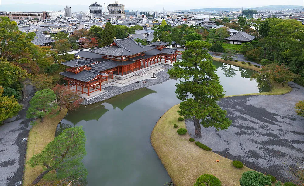 平等院：藤原道長の息子・頼通によって開創。1053年に建てられた鳳凰堂は改修を繰り返しながら現代へと受け継がれています