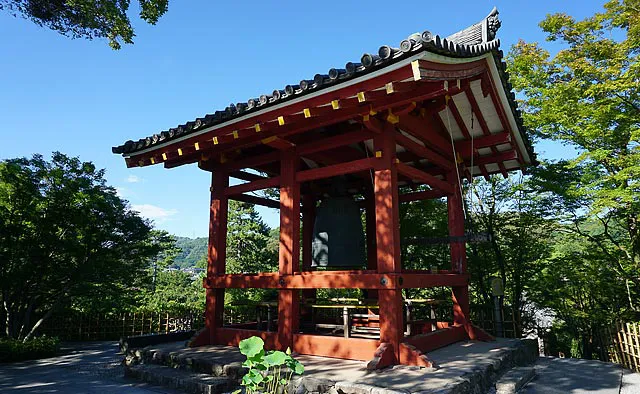 平等院：平等院の梵鐘は、平安時代を代表する梵鐘の一つ。園城寺（三井寺）・神護寺に並ぶ天下の三名鐘にも数えられ、「姿の平等院鐘」とも言われています。鐘楼にあるのは2代目で、初代は平等院ミュージアム鳳翔館で見ることができます