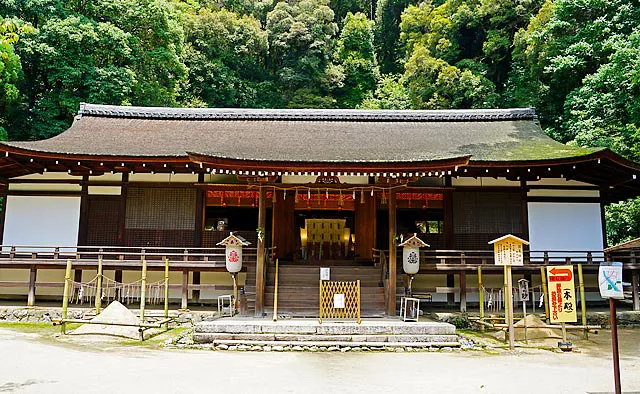 宇治上神社：鎌倉時代前期築と推定される「拝殿」も本殿とあわせて国宝に指定されています。例年9月1日に行われる八朔祭で奉納される「清めの砂」が円錐に盛られ、境内を清めています