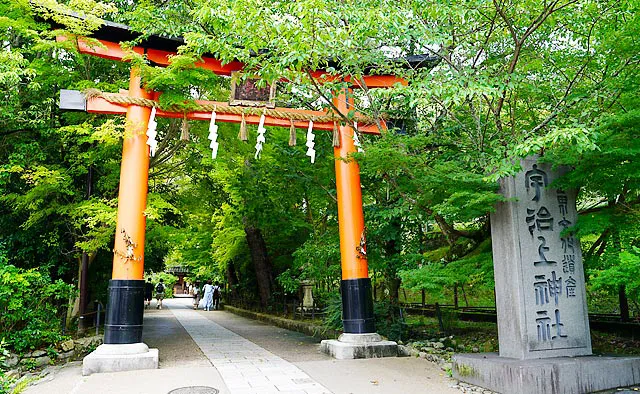 宇治上神社：室町時代に誕生した「宇治七名水」が現存する唯一の場所でもあります。境内に湧き出す「桐原水」で身を清めてから参拝しましょう。飲料水ではありませんのでご注意を