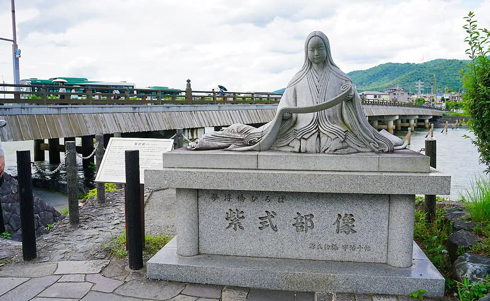 夢浮橋ひろば：宇治橋を背に紫式部像が建つ、宇治を代表するフォトスポットのひとつ