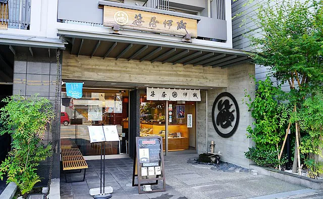 笹屋伊織 本店・イオリカフェ：店舗は七条通沿いにあり、梅小路公園から徒歩すぐ。壁面には「笹」の字が大きく掲げられ、外観はグレーを基調としたモダンな雰囲気です