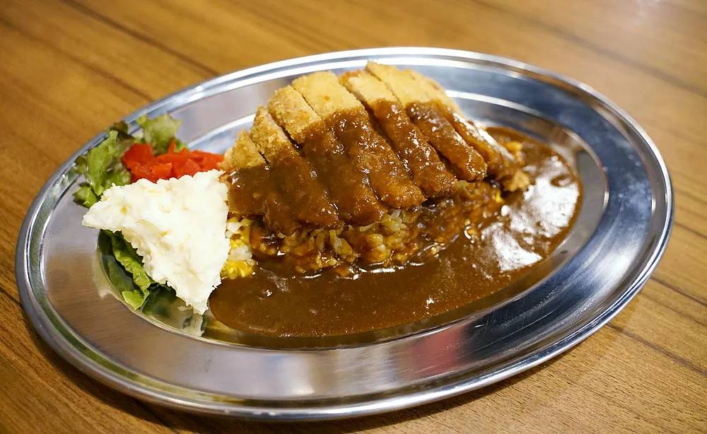 キッチンゴン：代表メニューの「ピネライス」はチャーハンとポークカツにカレーソースをかけた大満足な一品