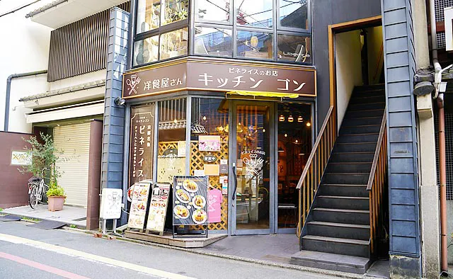 キッチンゴン：六角通沿いにあるお店。店先にはメニューが書かれた看板があり、お弁当や単品でのテイクアウトも可能です