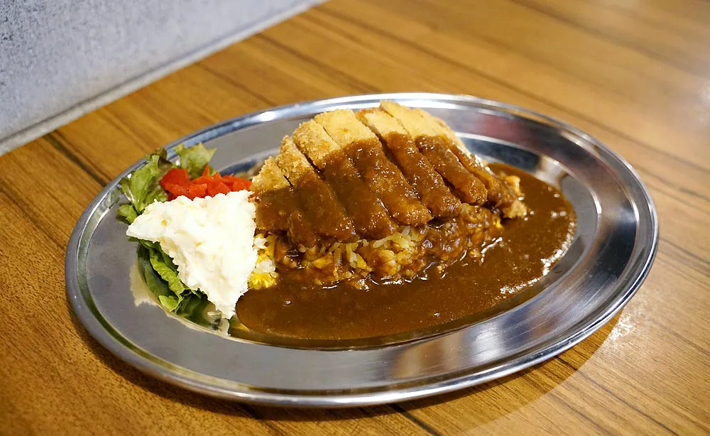 キッチンゴン：チャーハンとポークカツにカレーソースをかけた代表メニューの「ピネライス」