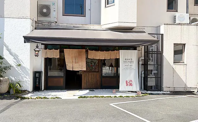 京都便利堂：2020年に本社社屋の一角にオープンしたショップは、店内の壁や扉など社員による手作業でリノベーションしたもの。扉にはめ込まれたガラス模様が人気で、購入した絵はがきの撮影スポットにもなっているそう