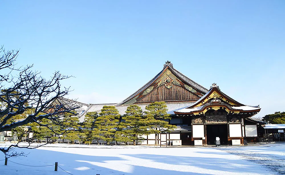 元離宮二条城：滅多に見ることのできない雪景色の二条城。降雪時には城内一帯が白銀に染まります