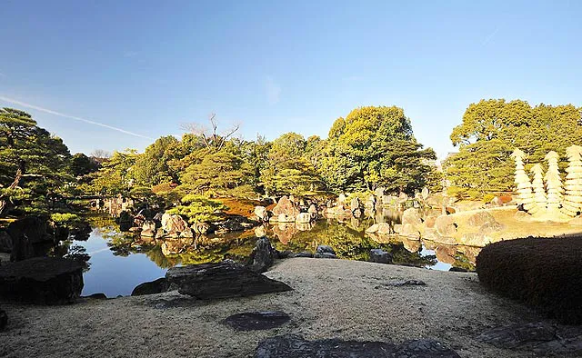 元離宮二条城：二の丸御殿の大広間西側にある二の丸庭園は、行幸による大規模改修時に小堀遠州らが造園に携わったものです。ソテツにワラを巻く防寒養生は二条城の冬の風物詩になっています