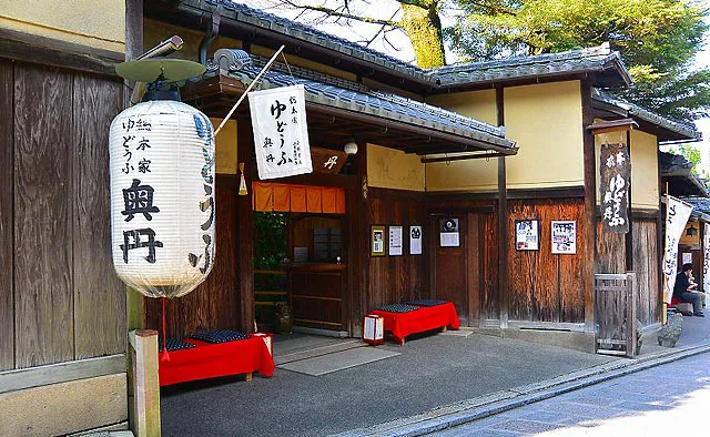 奥丹：二年坂に向かう階段のほど近く、産寧坂沿いにある店舗建物は、醤油醸造で財を成した石橋氏別邸がそのルーツ。1か月前から予約が可能なので、旅程が決まったら早めの予約をおすすめします※空席があれば当日も利用可能