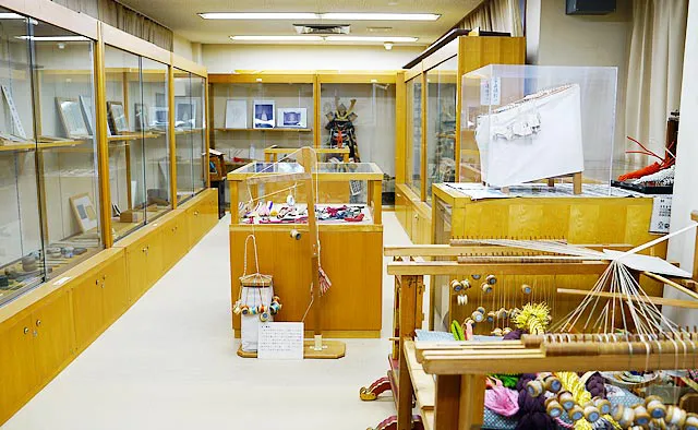 資料展示館の見学：組紐専門の資料館で歴史を学ぶ