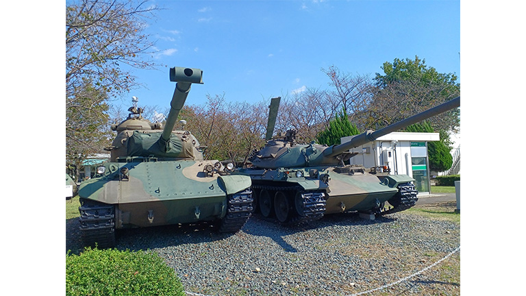 迷彩服を着て戦車の前で記念撮影！陸上自衛隊豊川駐屯地見学ツアー