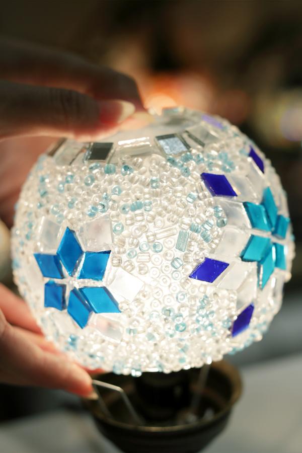 〈クムッシュ〉で本場の素材を使うトルコランプづくりに熱中！ハンドメイド好きオーナーと楽しむ心地よい時間。